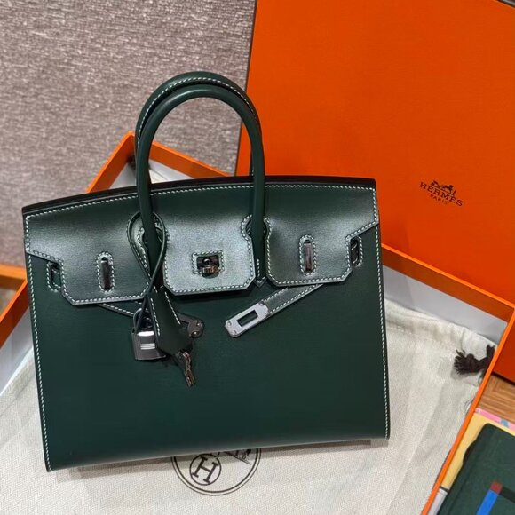 Classic Hermes Bag: A Stylish and Versatile Choice for Elegance - Picture 3 of 6
